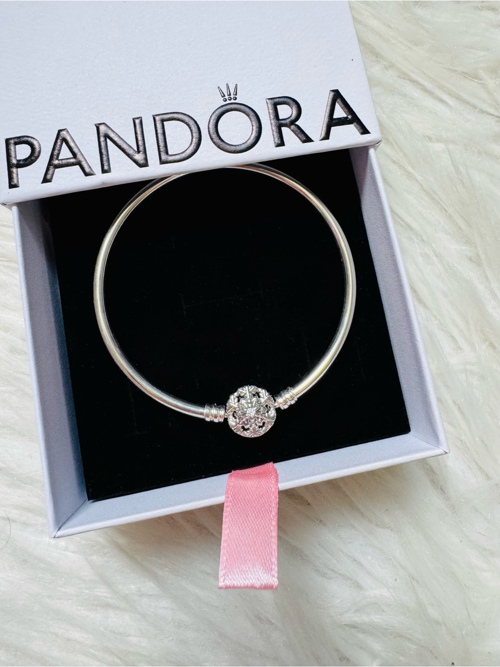 PANDORA | Sterling Silver Bangle with Snowflake Charm – Holiday Exclusive